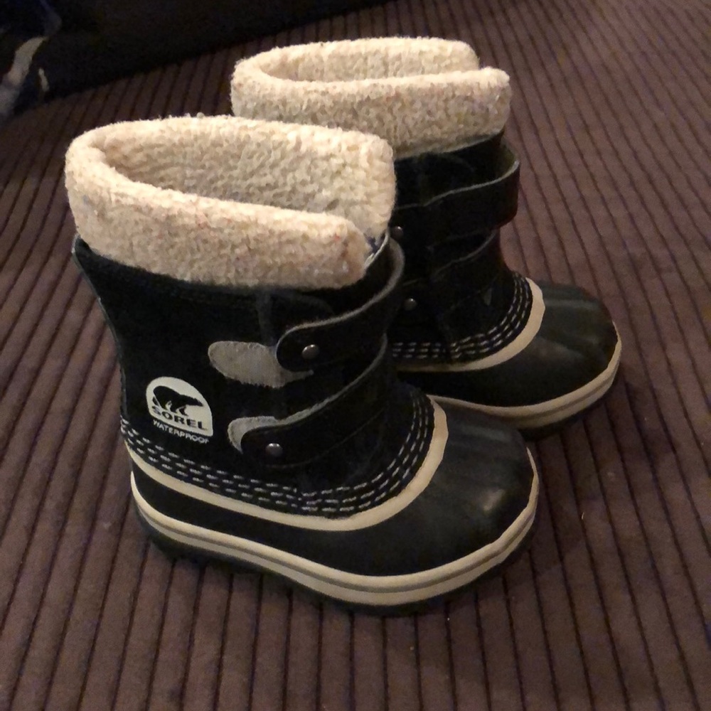 Black sorel kids boots